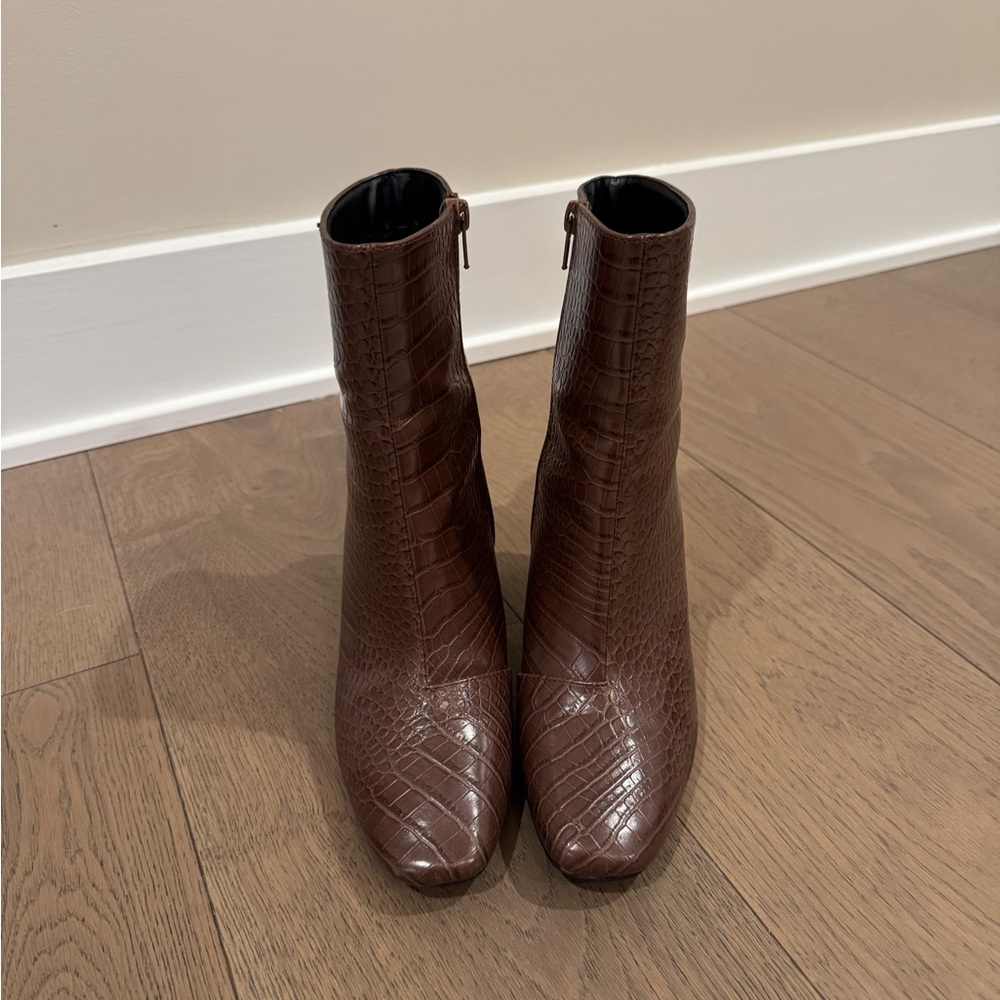 Lulus Size 8 Brown Croc-Embossed Ankle Boots